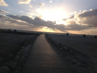 Strandzugang Bojendorf bei Sonnenuntergang