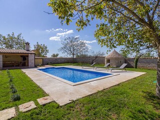 Privater Pool und eine überdachte Sommerterrasse