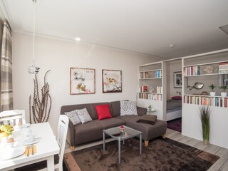 Gemütliches Wohnzimmer mit versteckter Bettnische