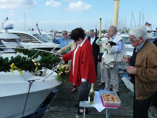Schiffstaufe im Hafen