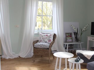 Gemütlich vor dem Fenster