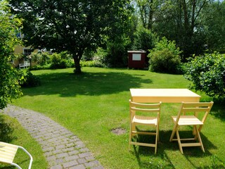 Sie erwartet ein großer Garten - naturnah angelegt