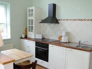 Küchenzeile mit Essgruppe