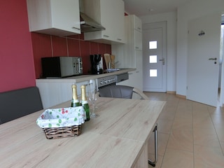 Essbereich mit Blick Richtung Schlafzimmer und Ausgang