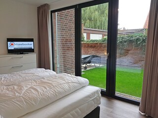 2.Schlafzimmer mit Blick in den Gartenbereich