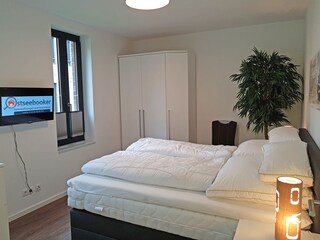 1.Schlafzimmer mit Kleiderschrank und TV