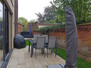 möblierte Terrasse mit Sonnenschirm un Grill - Ostseite