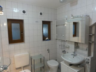 Badezimmer mit WC und Fußbodenheizung