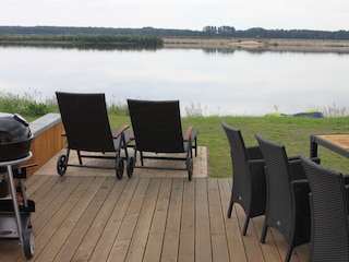 Blick über den See von der Terrasse aus