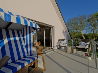 großer Balkon mit Aussicht auf den Hafen