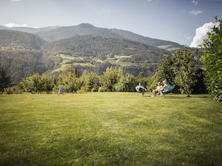Der Garten bietet Platz um Relaxen und Spielen.