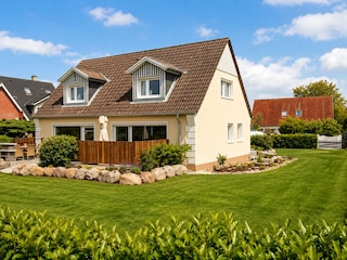 Garten mit großer Spiel- und Liegewiese