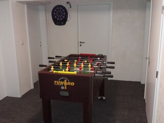 Tischkicker und Darts im Souterrain