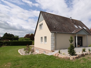 Eingangsansicht mit Garten und 2.Terrasse