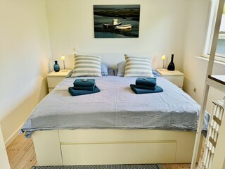 Das Schlafzimmer mit Doppelbett (180 x 200 cm)