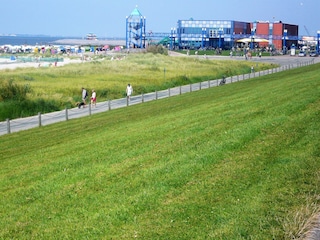 Sandstrand und Haus des Gastes in Norddeich