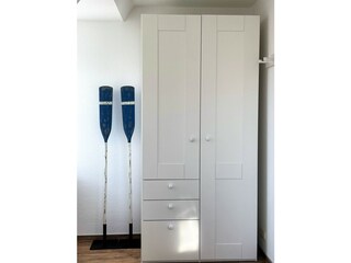 Platz für Kleider, Hosen & Pullis (Schlafz. 1)