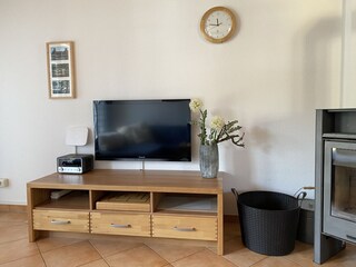 Wohnzimmer mit TV und Kamin