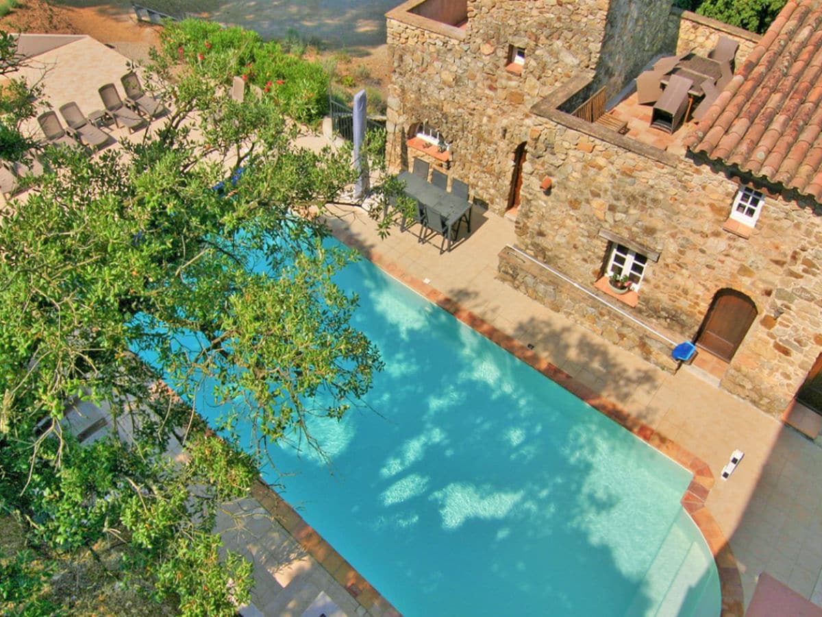 Gemeinschaftspool mit Sonnenliegen