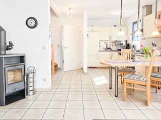 Kamin mit Blick in die Küche