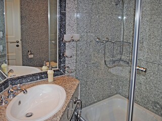 Glasdusche, Wachtisch und WC