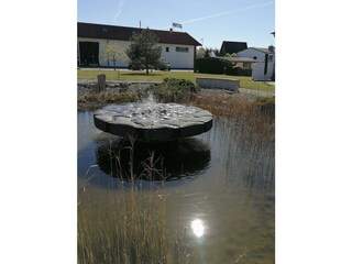 Brunnen mit Blick auf Nußbaumhof