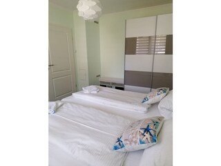 Schlafzimmer mit Schrank und Kofferbank