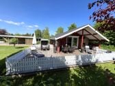 Großzügige teilüberdachte Terrasse mit Strandkorb