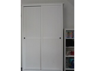 Kleiderschrank und -regal