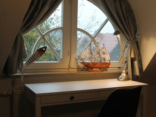 Breiter Tisch mit Stuhl