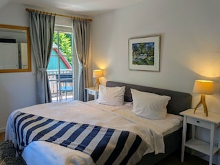 Geräumiges Schlafzimmer mit Balkon