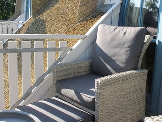 Zwei Lounge-Sessel mit Hocker auf Süd-Balkon