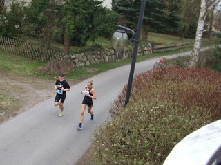 Vom Balkon: Zielgerade des Darss-Marathons