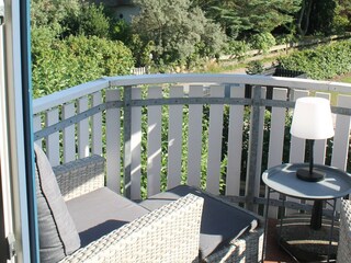 Sonniger Südbalkon mit Lounge-Sesseln