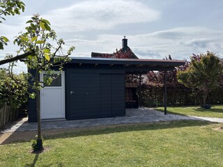 Gartenhütte mit überdachter Terrasse incl. Strandkorb