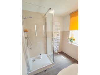 Tageslichtbad mit Dusche