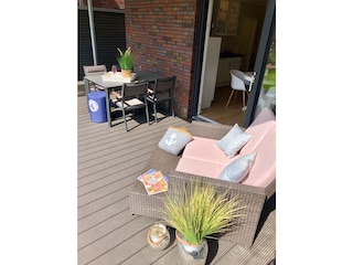 Auf der großzügigen WPC Terrasse die Sonne...