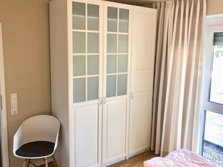 ...Kleiderschrank und Nachttischen ausgestattet.