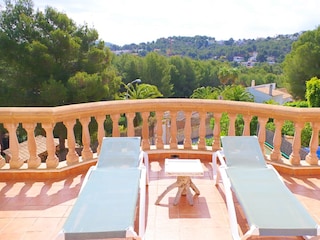 Die große obere Terrasse am Schlafzimmer