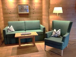 gemütliche Fernsehecke mit großem Fernseher