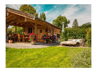 Die ruhe genießen nach dem wandern im Garten