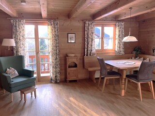 gemütliches Wohnzimmer in Holzblockbauweise