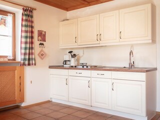 moderne Küche mit Spülmaschine