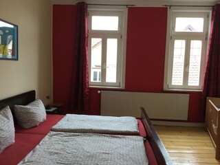 Noch ein Schlafzimmer mit Doppelbett und Kinderbettchen