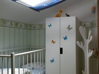 Im Kinderzimmer steht zusätzlich ein Kinderbett