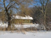 Das kuschlige Weidenhaus vom zugefrorenen See