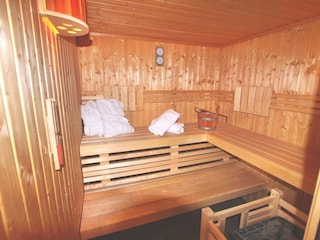 eigene Sauna im großen Badezimmer