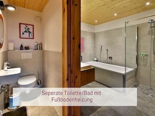 Seperate Toilette und Badmit Dusche und Badewanne