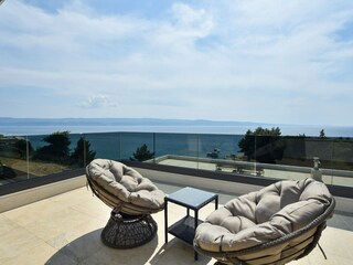 Geräumige Terrasse vor 2 Schlafzimmern mit Meerblick