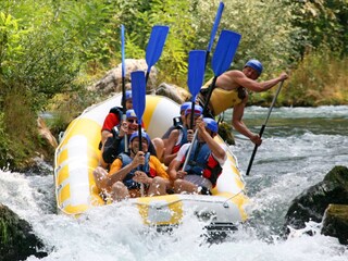 Versuchen Sie Rafting auf dem Fluss Cetina, eine erstau